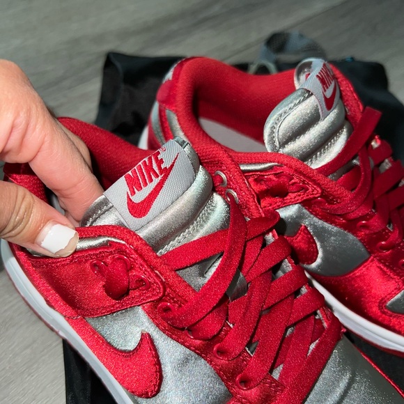 Women’s satin Nike dunks size 5 - Picture 2 of 3